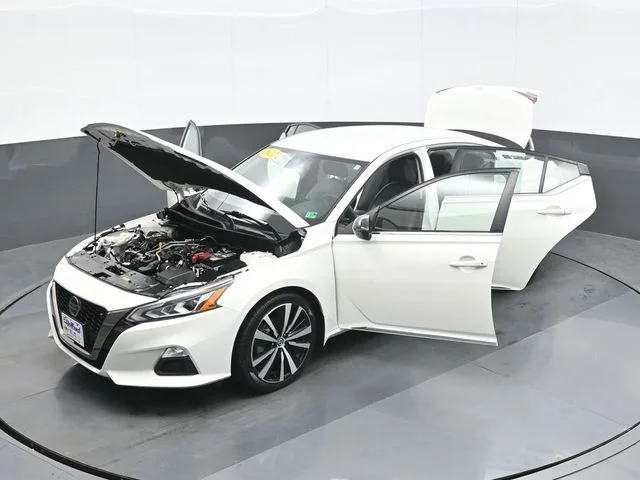 Used 2022 White Nissan 2.5 SR image 28
