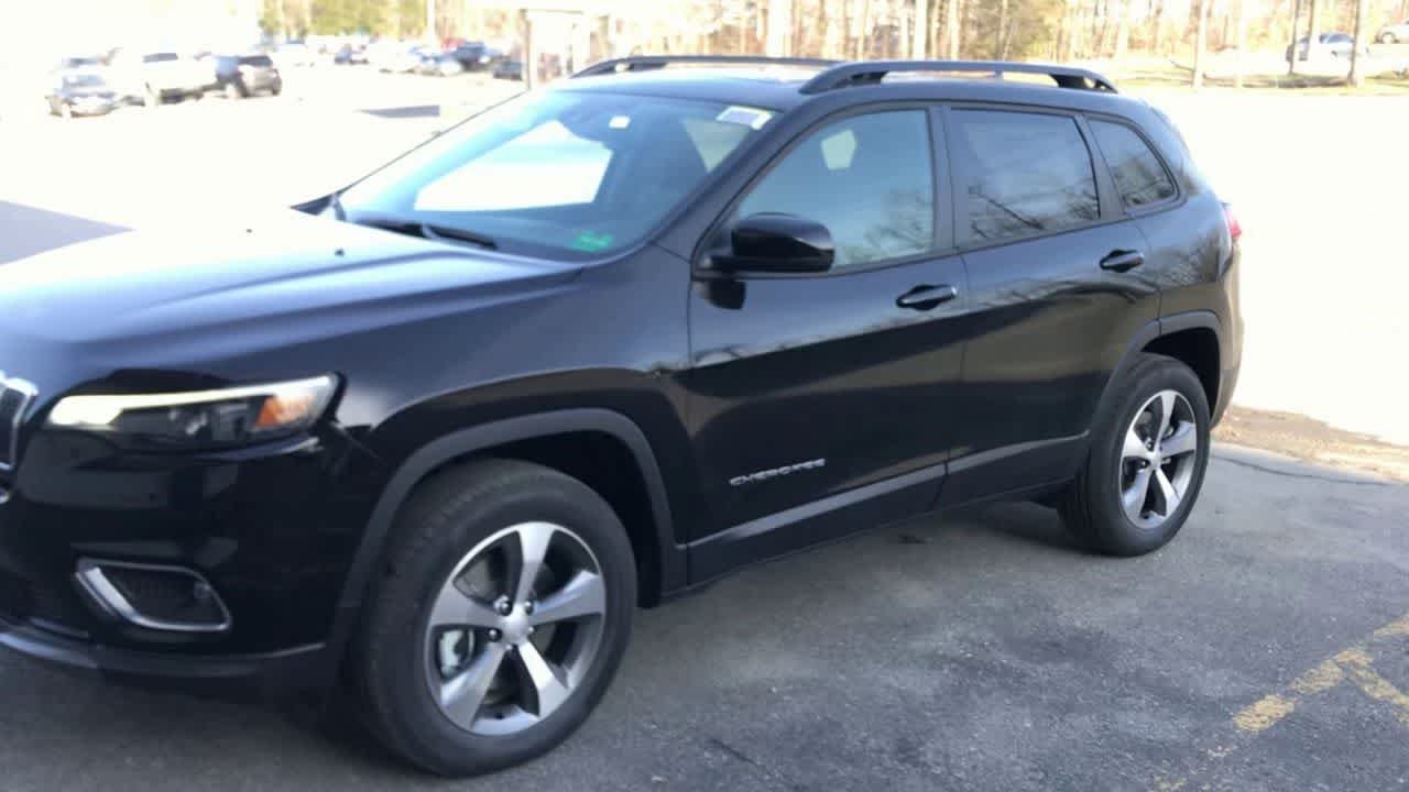 Used 2022 Diamond Black Crystal Pearlcoat Jeep Limited image 4