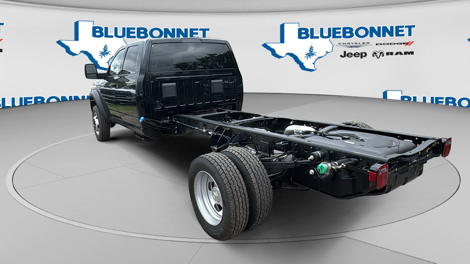 New 2026 Diamond Black Crystal Pearl-Coat Exterior Paint RAM Tradesman image 7