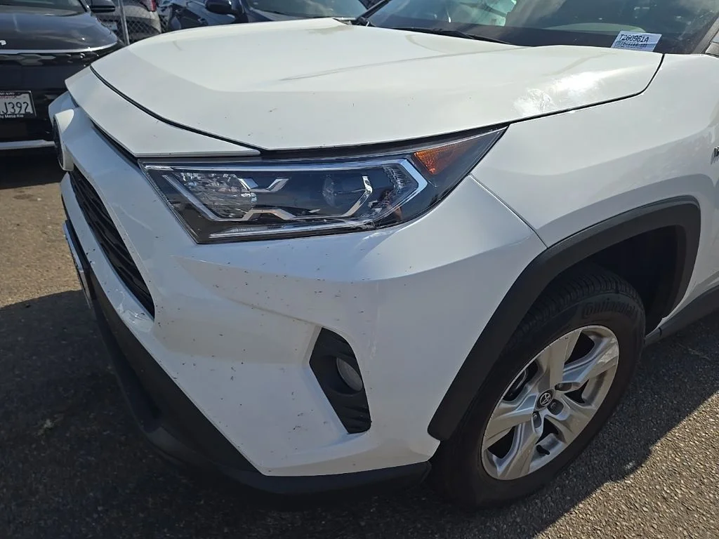 Used 2020 White Toyota XLE image 11