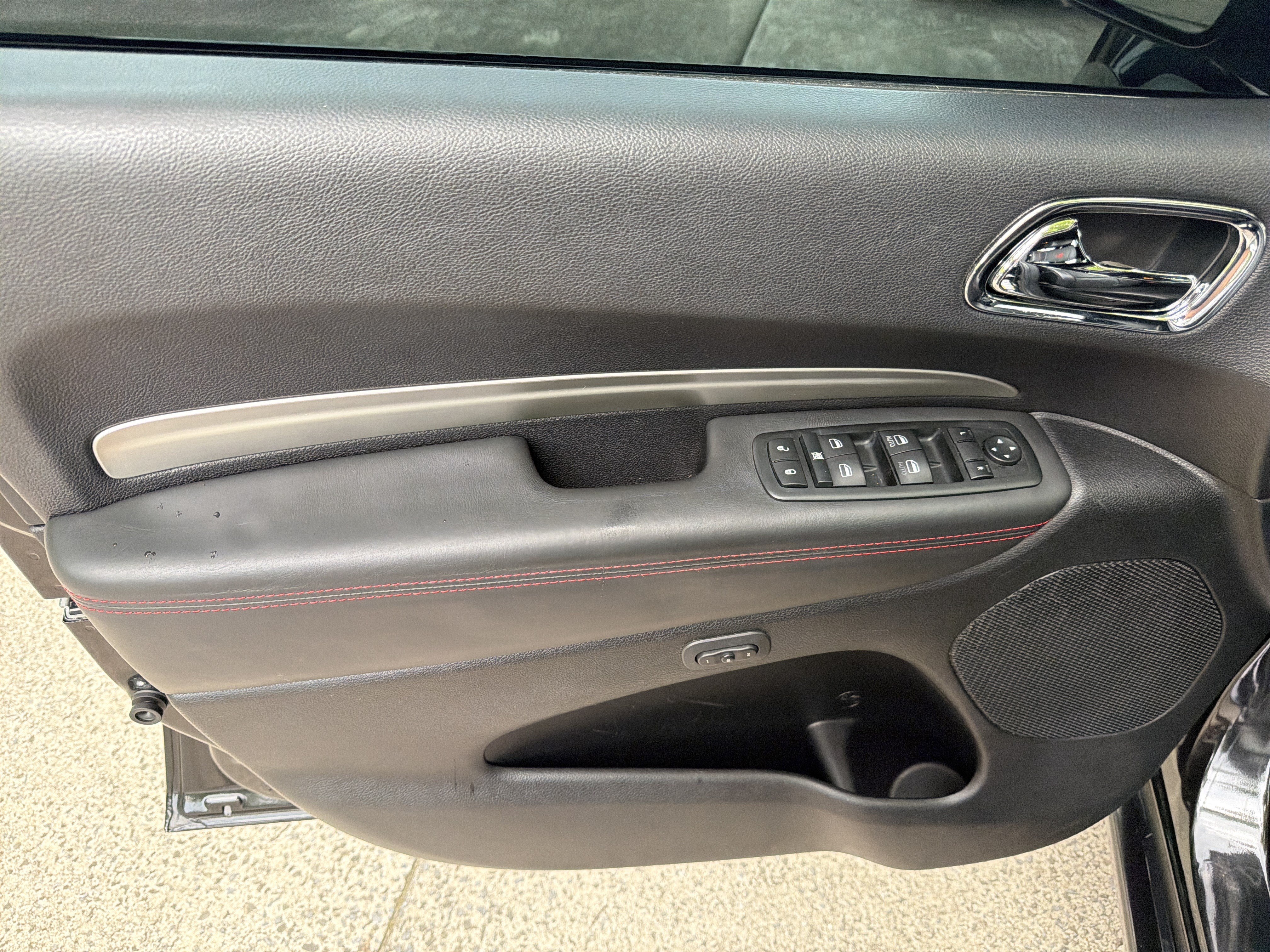Used 2014 Brilliant Black Crystal Pearlcoat Dodge R/T image 10
