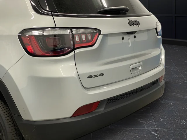 New 2026 Silver Zynith Metallic Clearcoat Jeep Latitude image 36