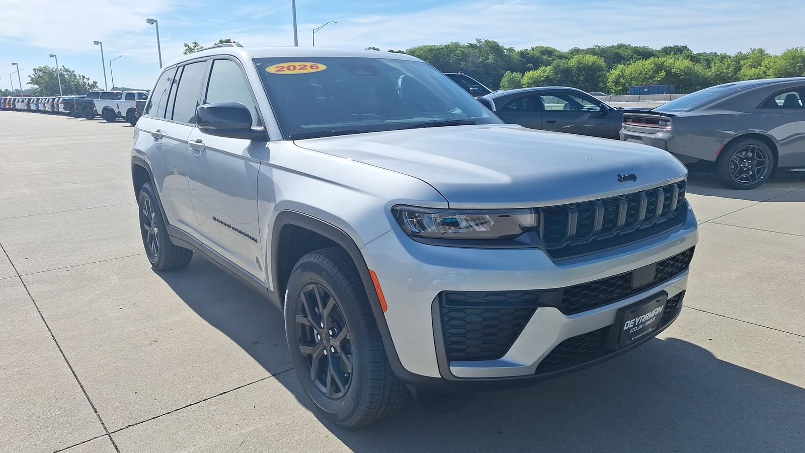 New 2026 Silver Zynith Exterior Paint Jeep Altitude image 2