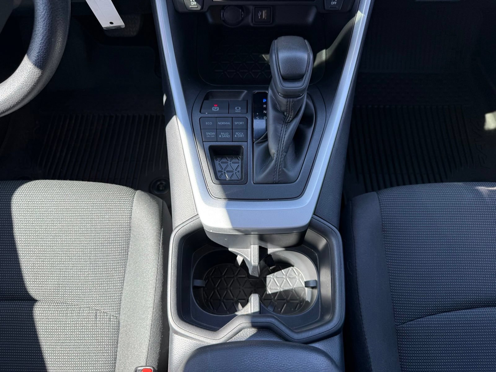 2025 Toyota RAV4 LE - Photo 26
