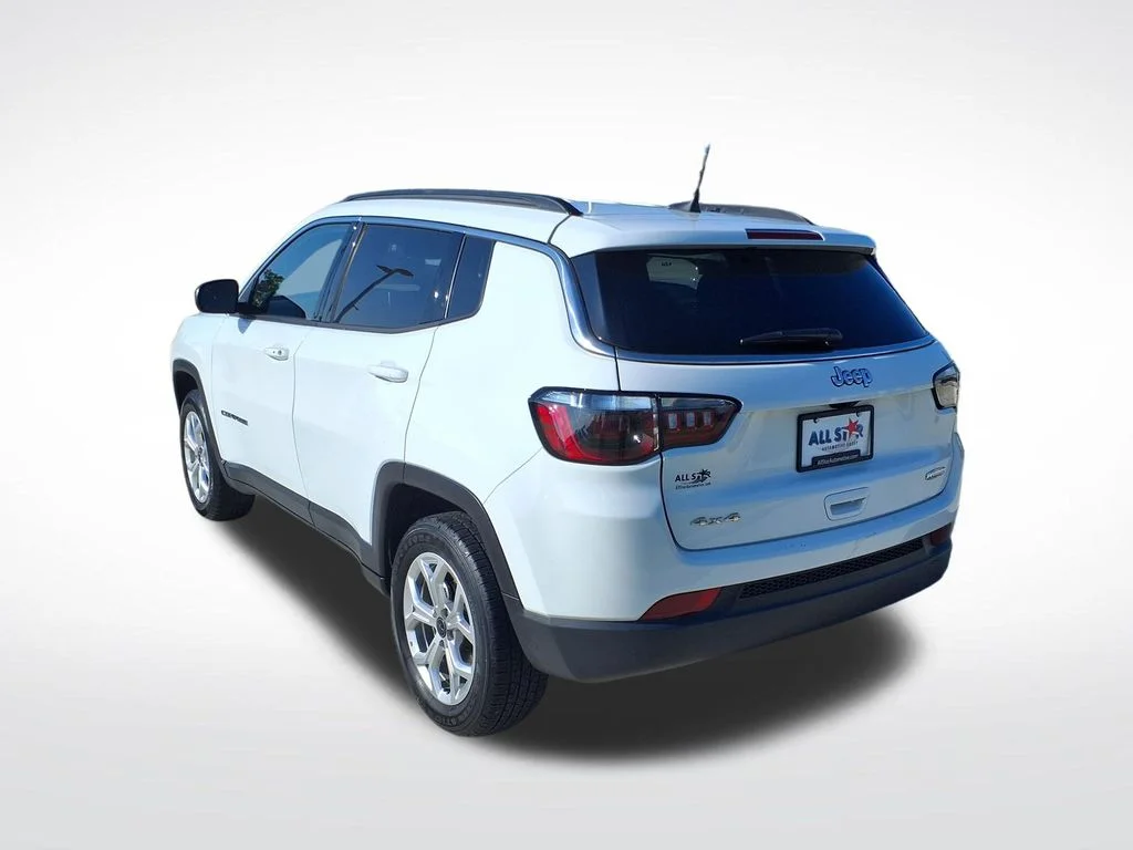 Used 2025 White Jeep Latitude image 6