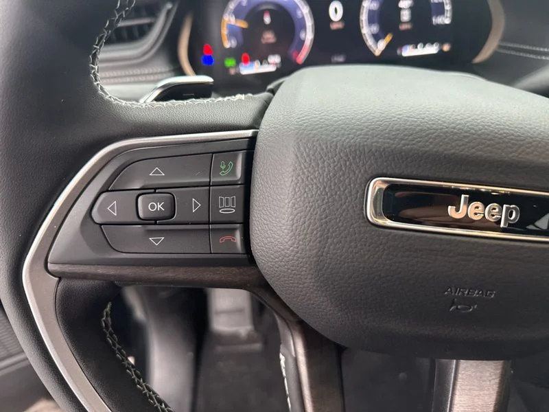 New 2026 Diamond Black Crystal Pearl-Coat Exterior Paint Jeep Laredo Altitude image 25