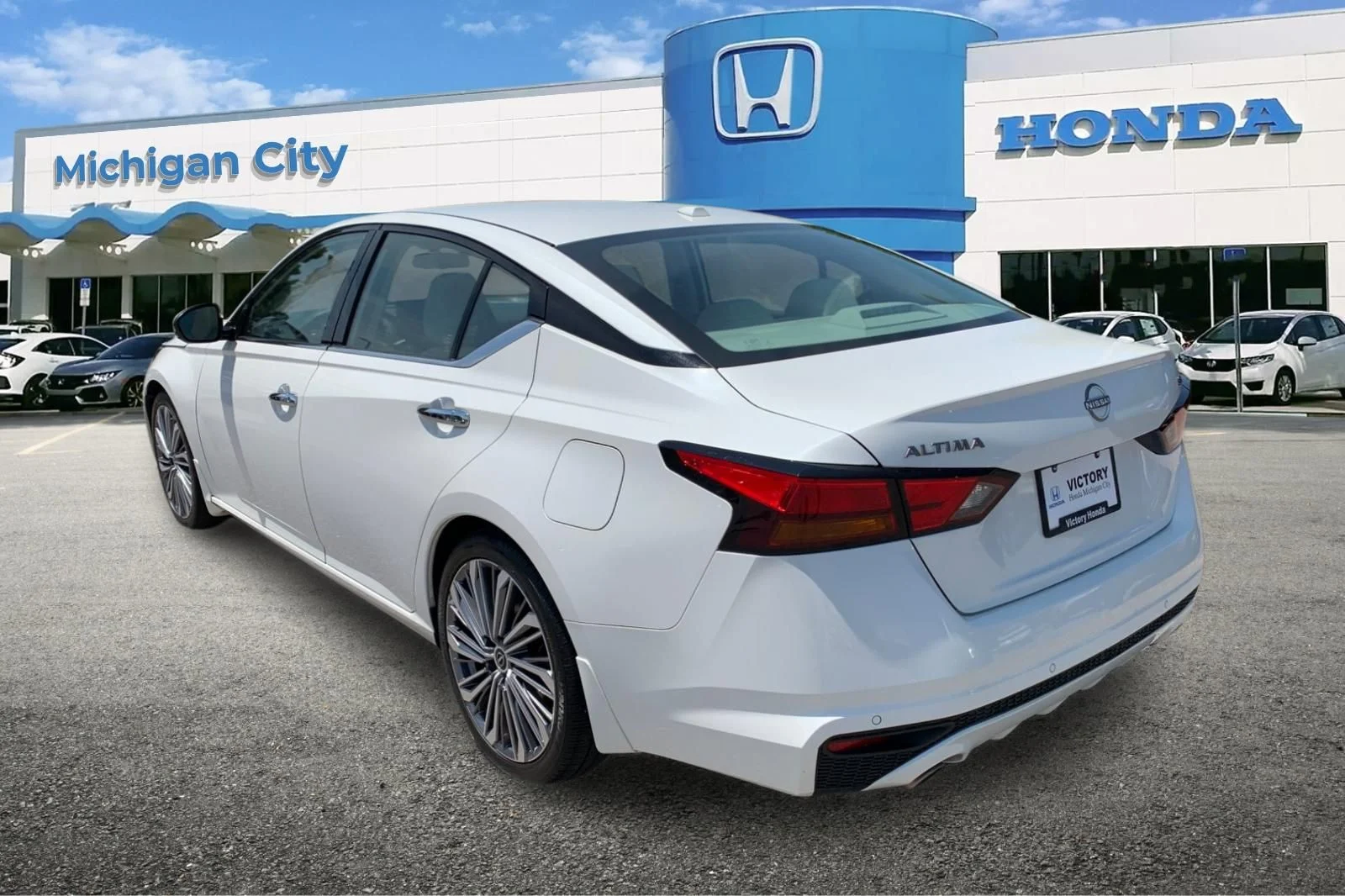 Used 2024 White Nissan 2.5 SL image 3