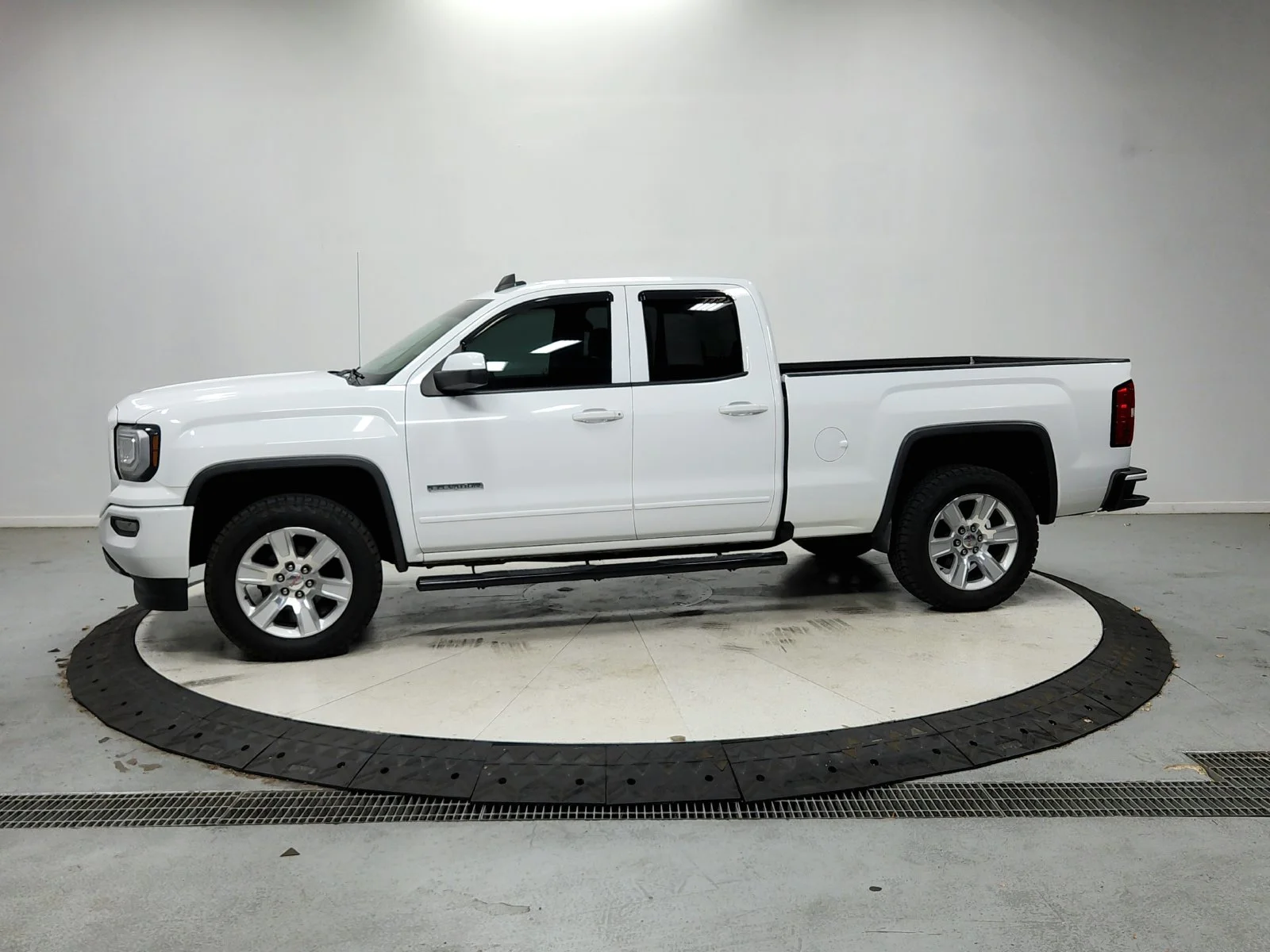 Used 2017 White GMC SLE image 5