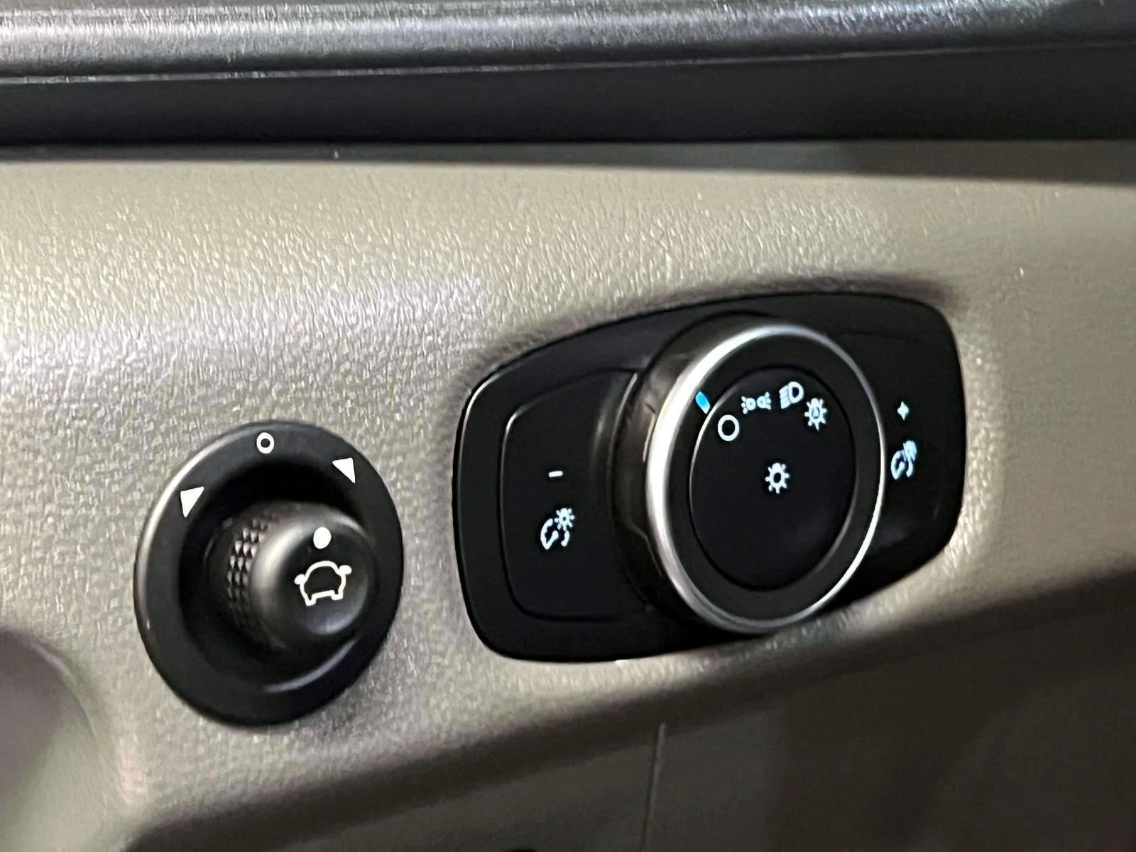 Used 2025 White Ford  image 21