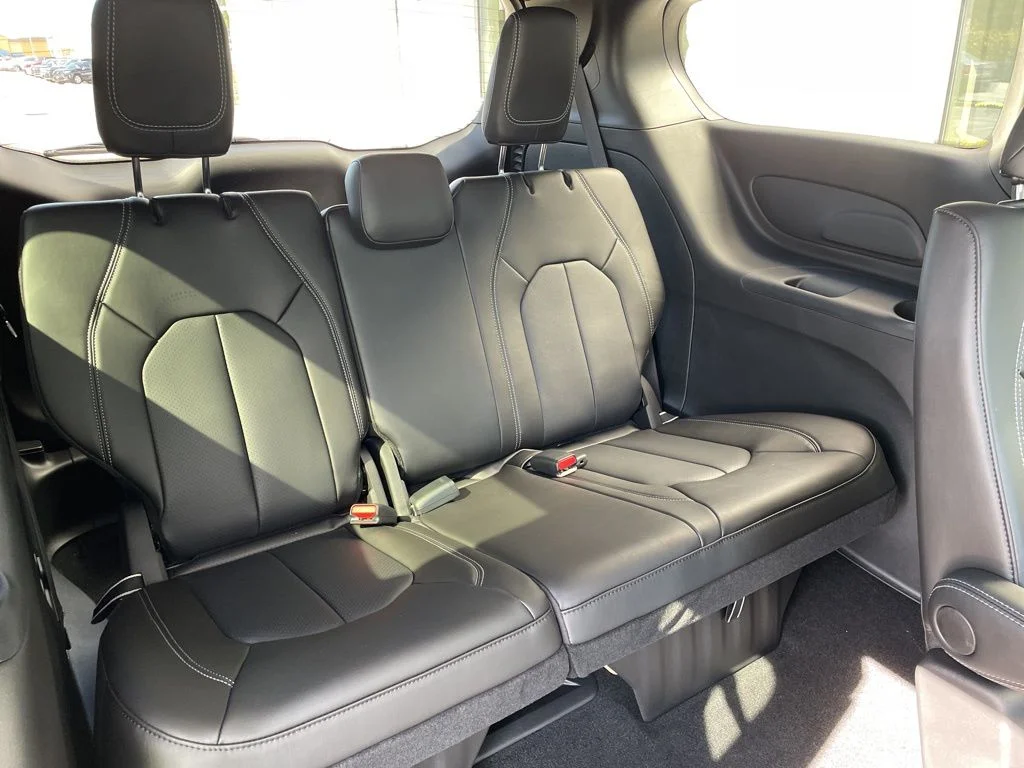 2026 Chrysler Pacifica Select - Photo 13