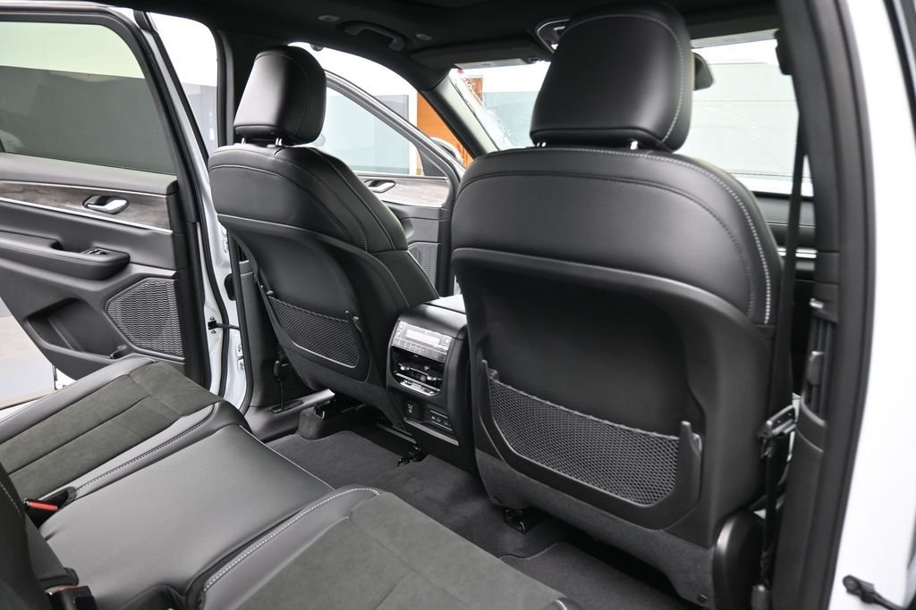 New 2026 Bright White Clear-Coat Exterior Paint Jeep Altitude image 29