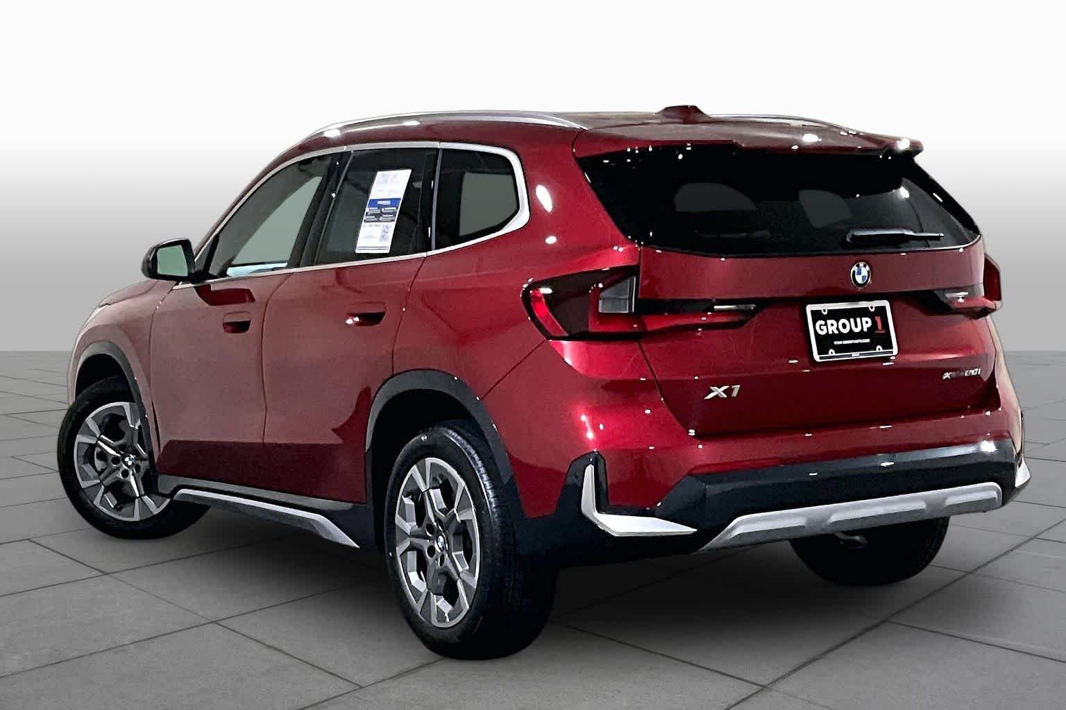 Used 2026 Vegas Red Metallic BMW xDrive28i image 11