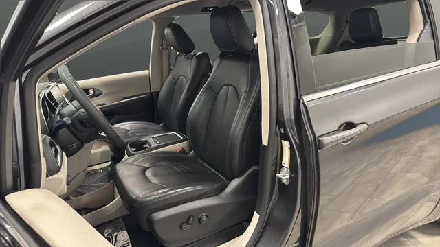 Used 2022 Crystal Metallic Chrysler Touring L image 9
