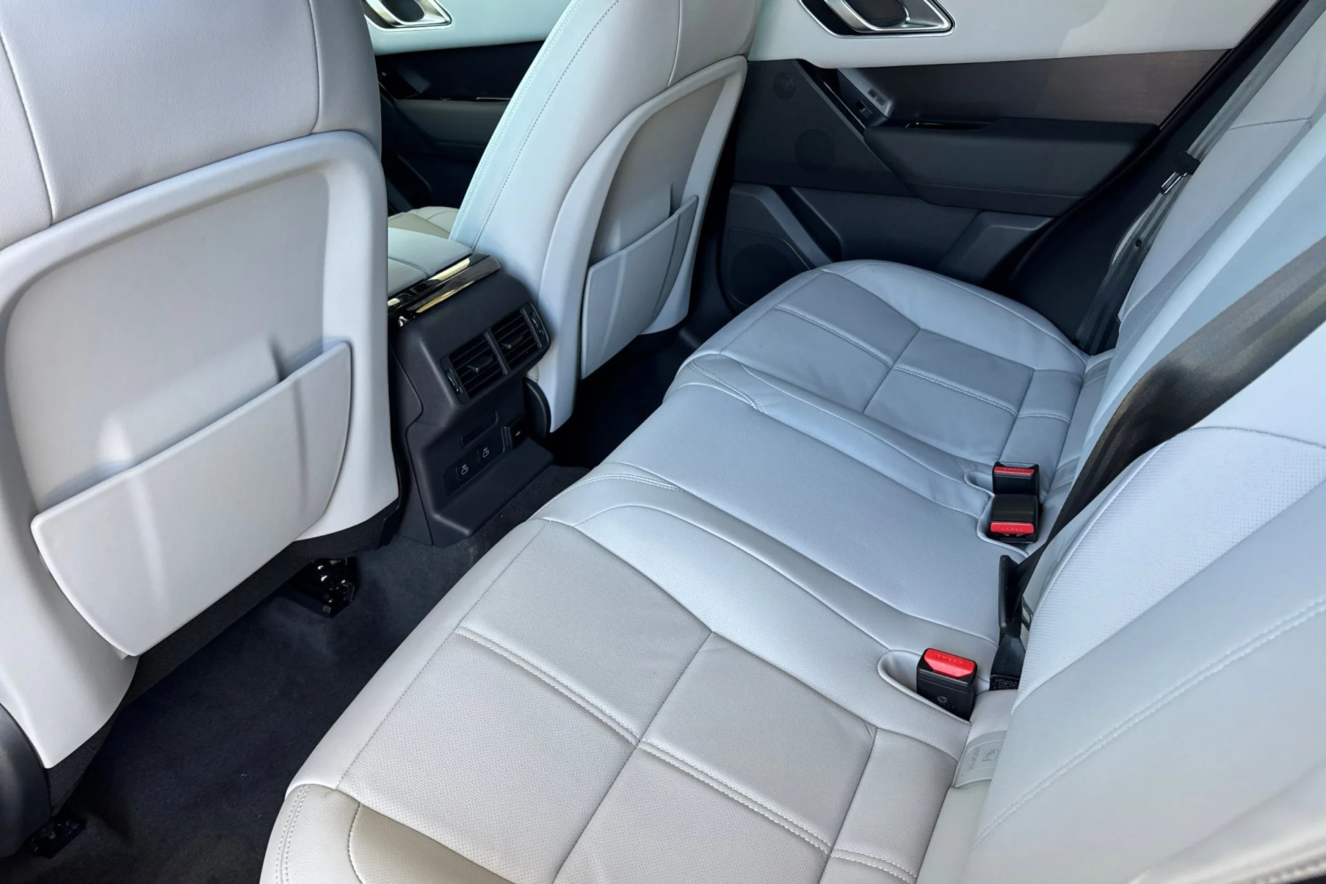New 2026 Fuji White Land Rover Dynamic SE image 4