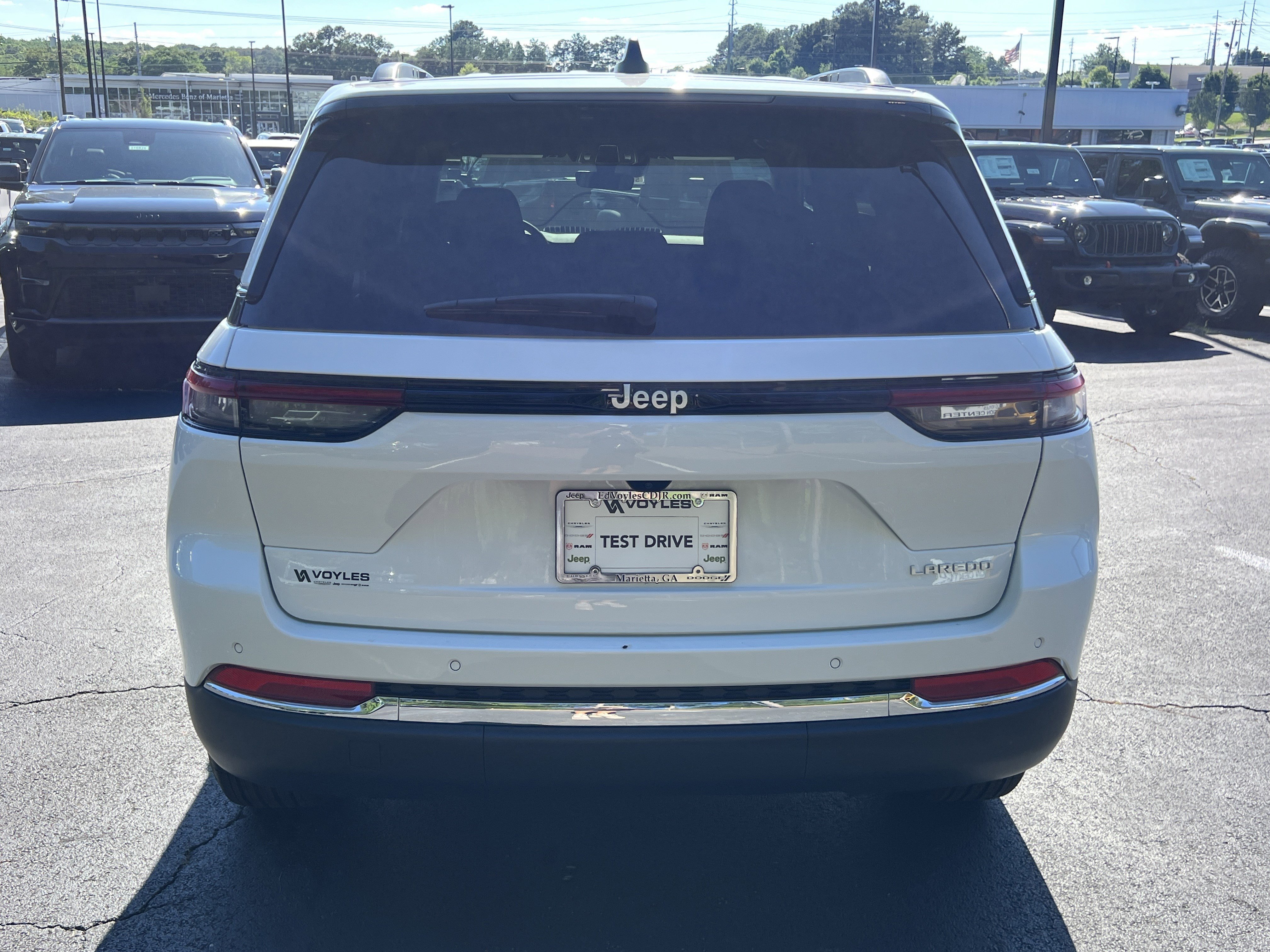 New 2026 Bright White Clear-Coat Exterior Paint Jeep Laredo image 7