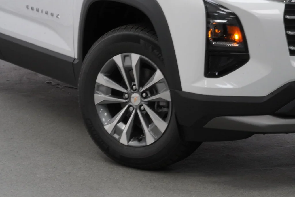New 2027 Summit White Chevrolet LT image 9