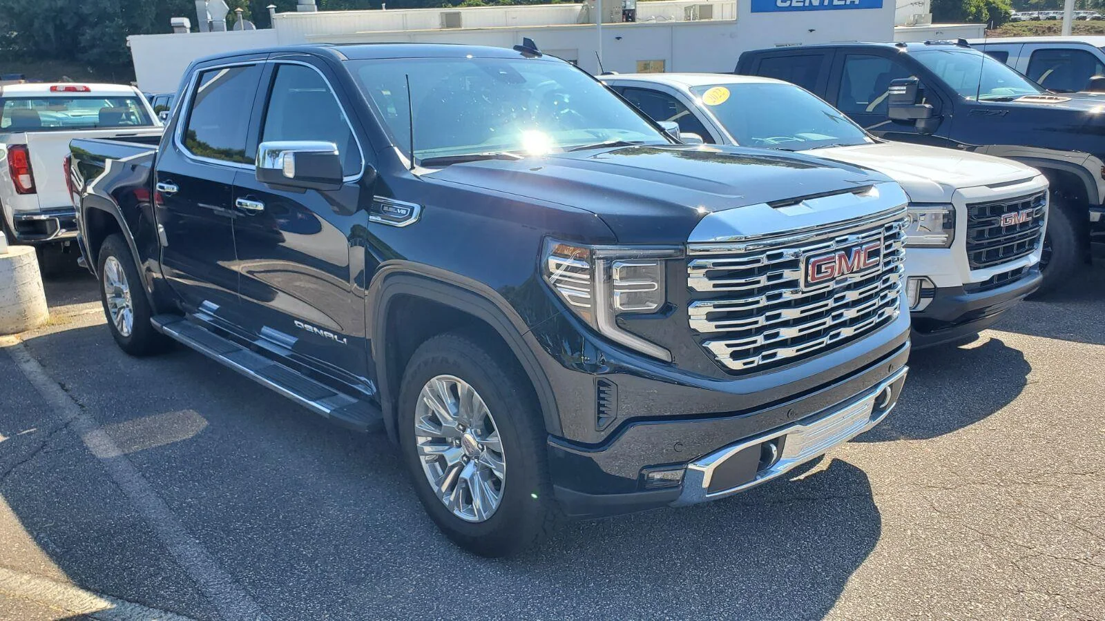 Used 2025 Onyx Black GMC Denali image 2