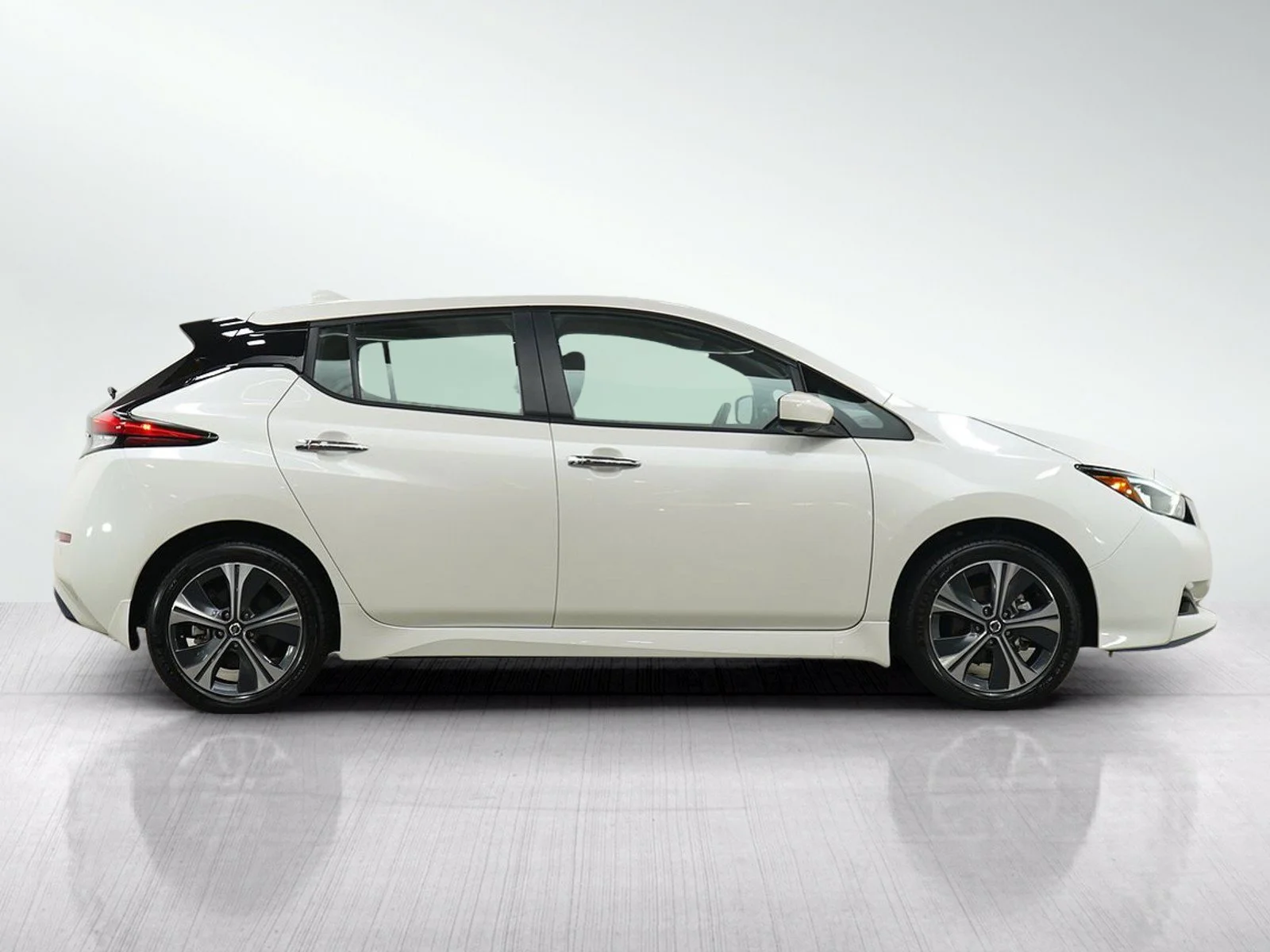 Used 2022 Pearl White Nissan SV Plus image 6