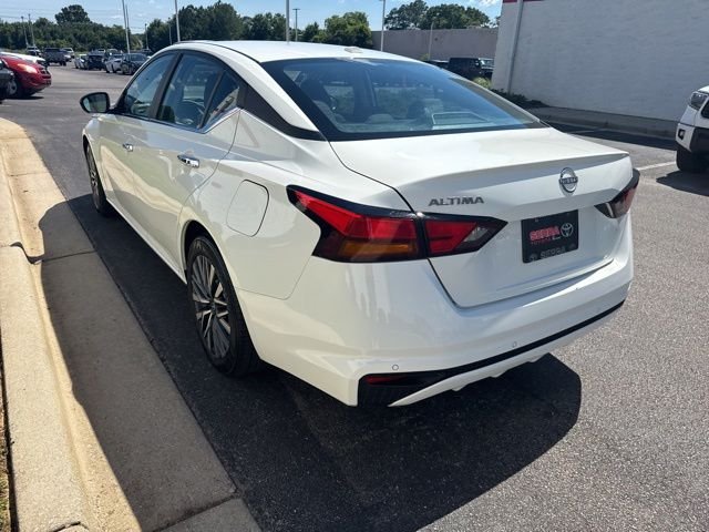 Used 2025 White Nissan 2.5 SV image 5