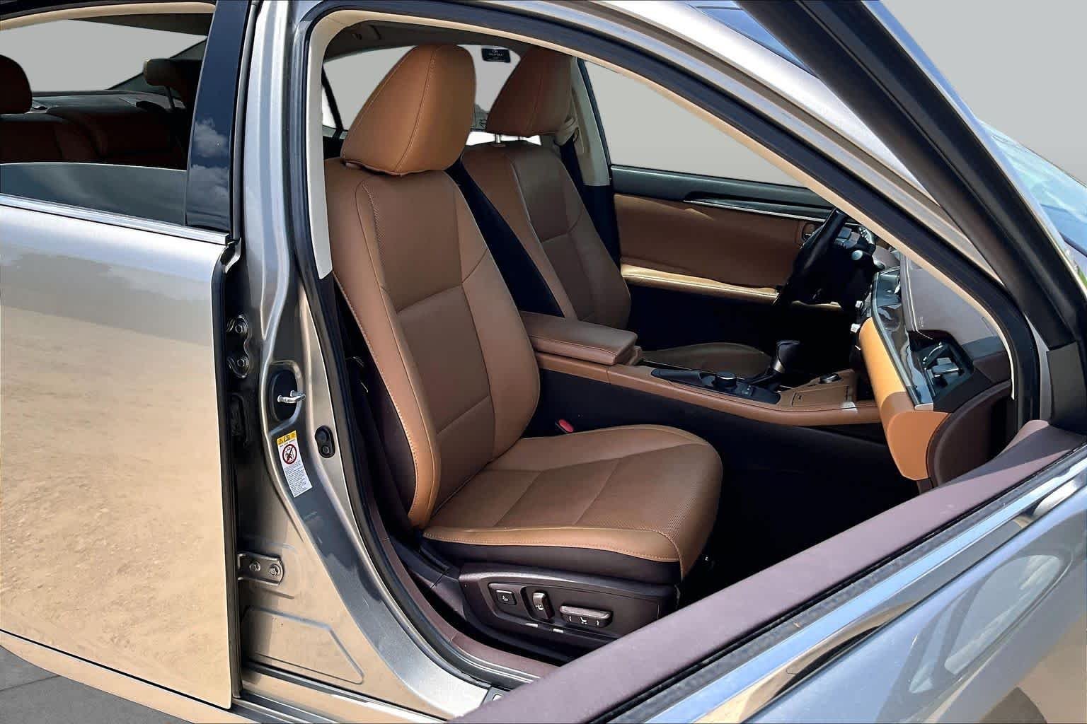Used 2016 Atomic Silver Lexus  image 8
