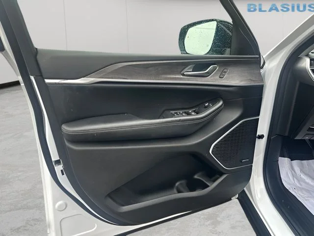 Used 2022 White Jeep 4xe image 9