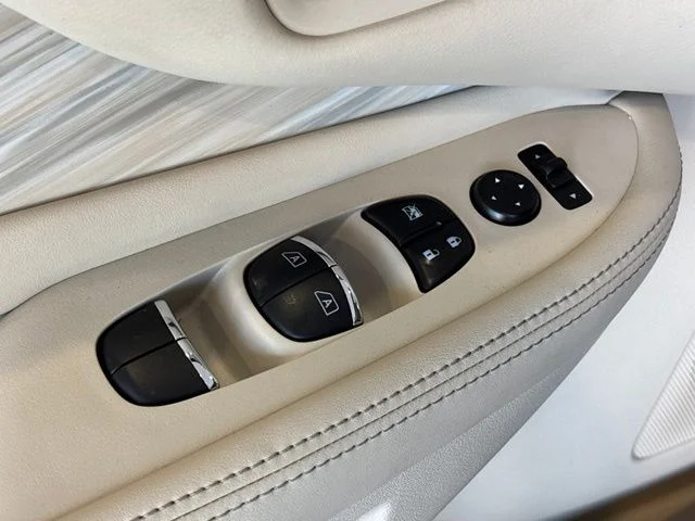 Used 2017 Blue Nissan Platinum image 17