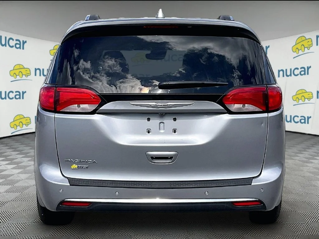 Used 2019 Billet Silver Metallic Clearcoat Chrysler Touring L image 5