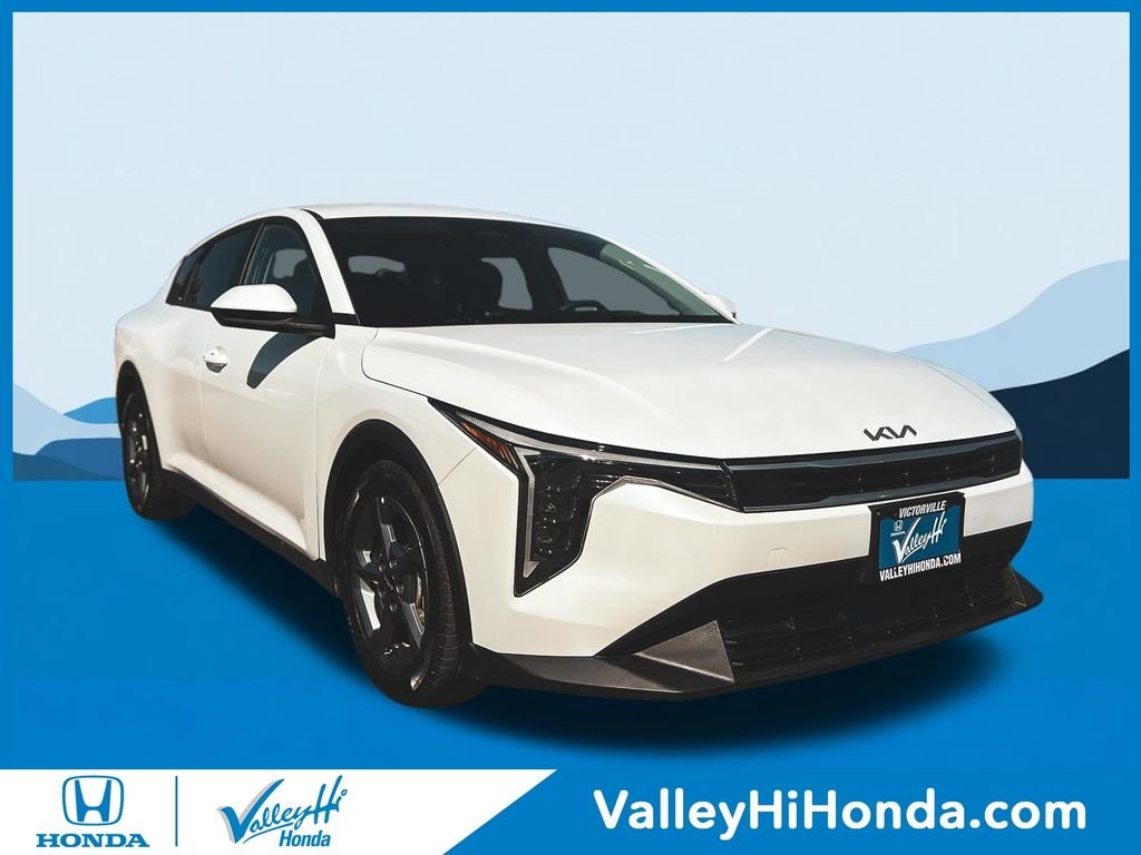 Used 2025 White Kia LXS image 1
