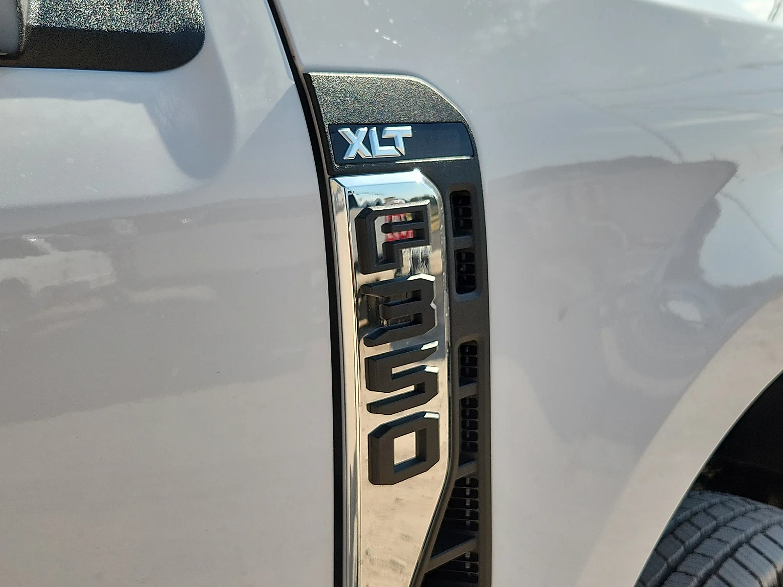 New 2027 Oxford White Ford XLT image 10
