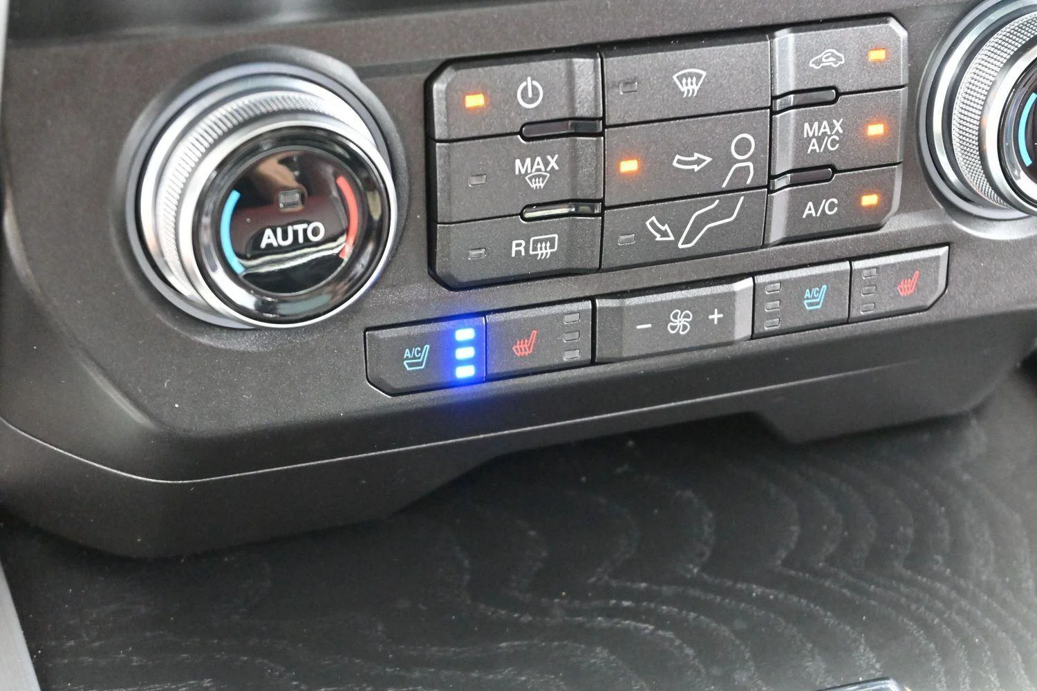 Used 2019 White Platinum Metallic Tri-Coat Ford Platinum image 26