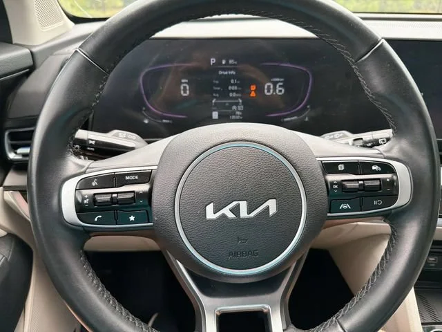 Used 2025 Black Kia EX image 17