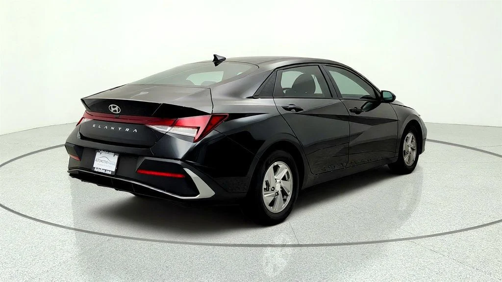 Used 2025 Abyss Black Hyundai SE IVT image 5