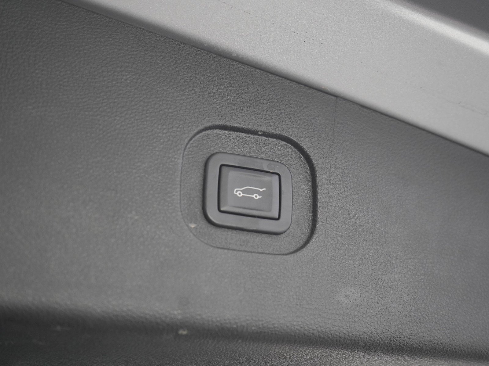 Used 2015 Silver Ice Metallic Chevrolet Ltz image 11