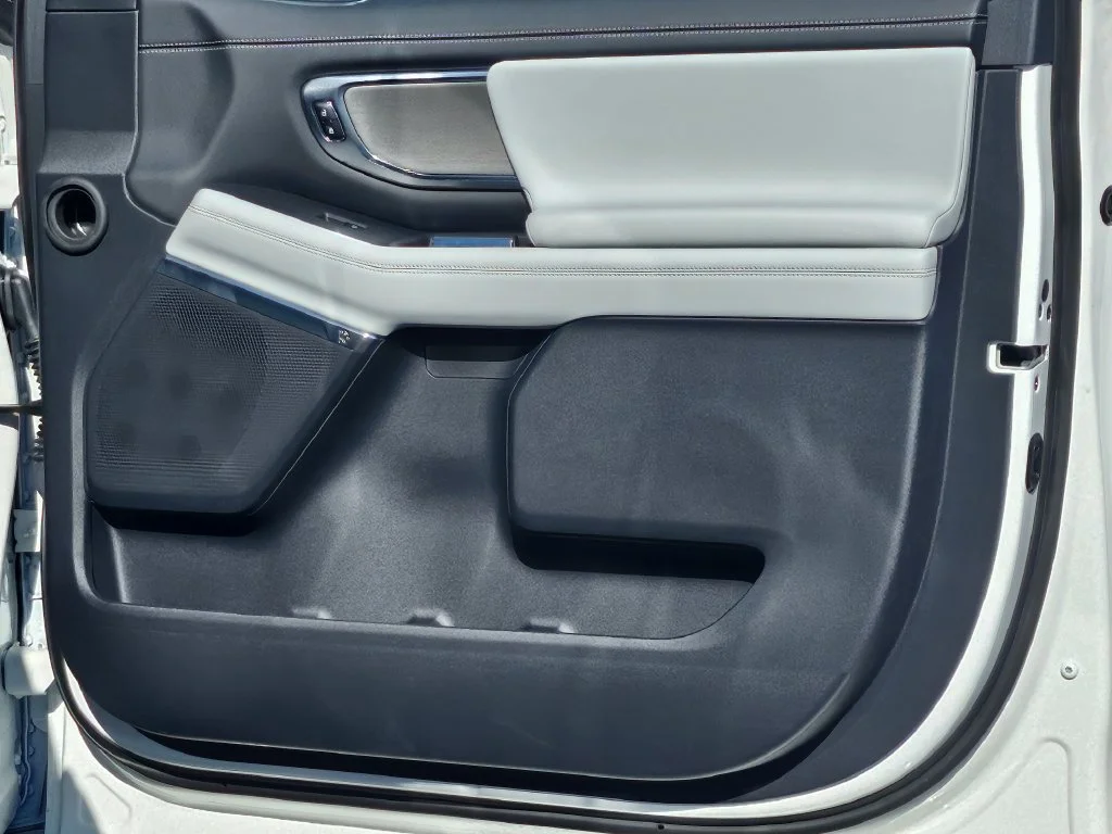 New 2027 Star White Metallic Tri-Coat Ford MAX Platinum image 41