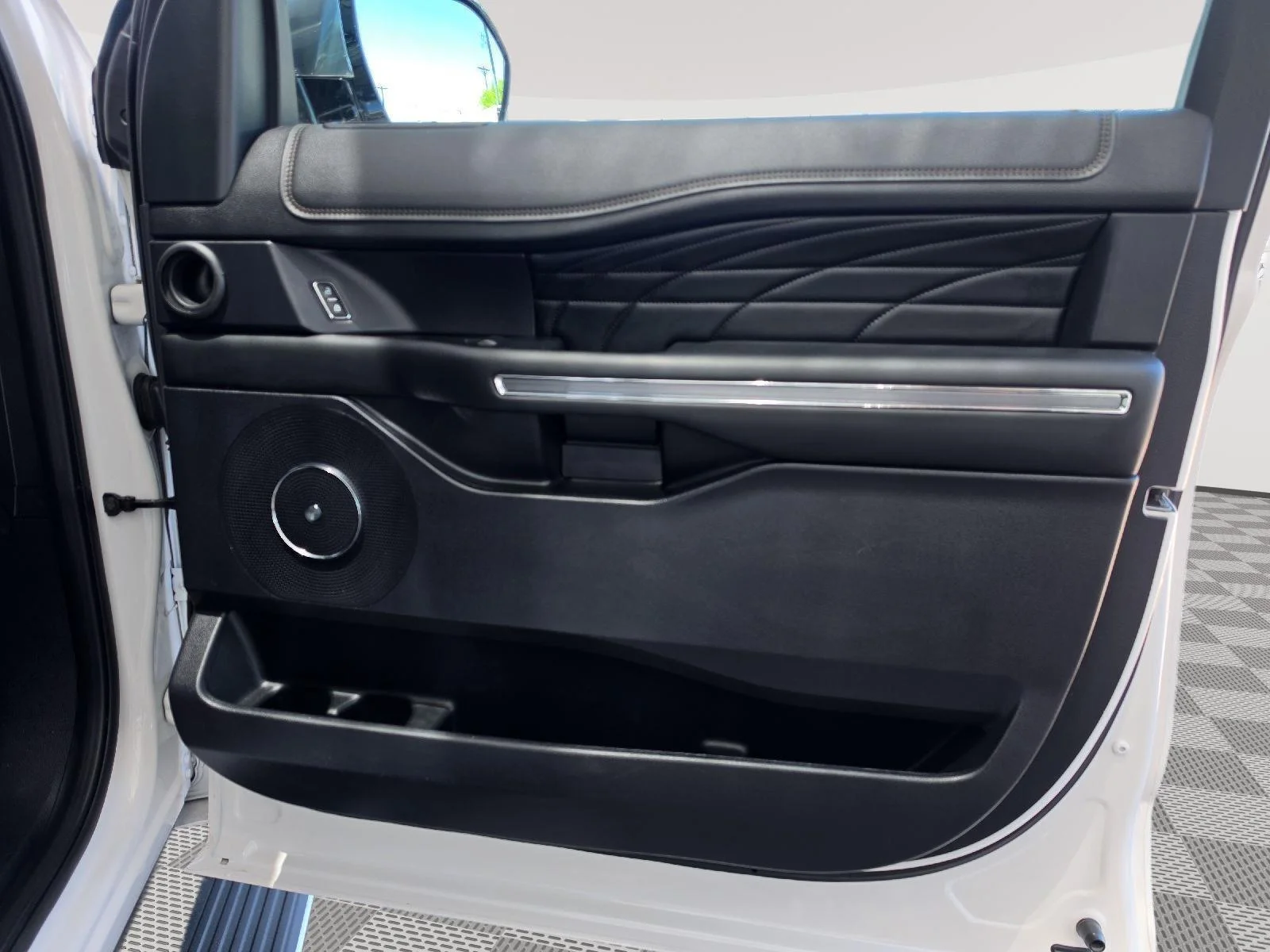 Used 2019 White Platinum Metallic Tri-Coat Ford Platinum image 23