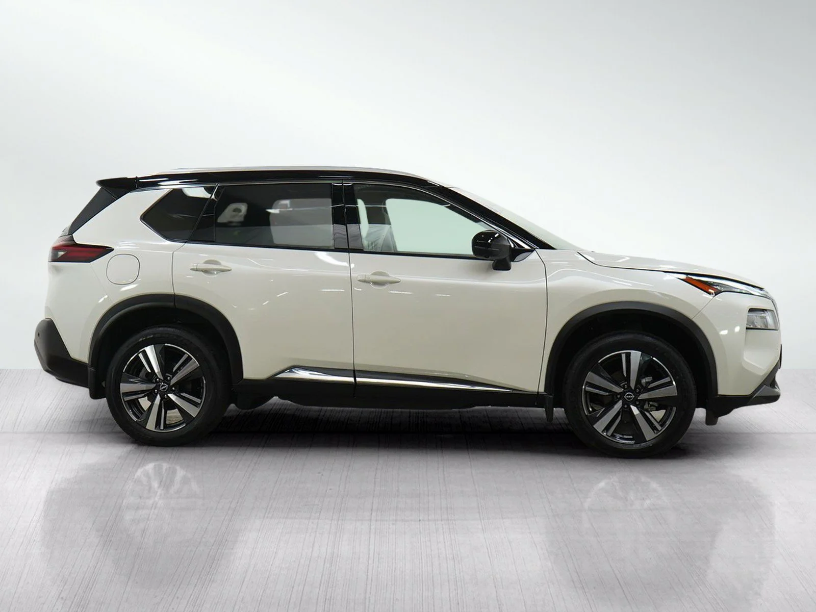 Used 2023 Pearl White Tricoat/Super Black Nissan SL image 6