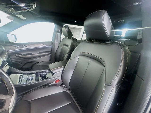 New 2026 Diamond Black Crystal Pearl-Coat Exterior Paint Jeep  image 20