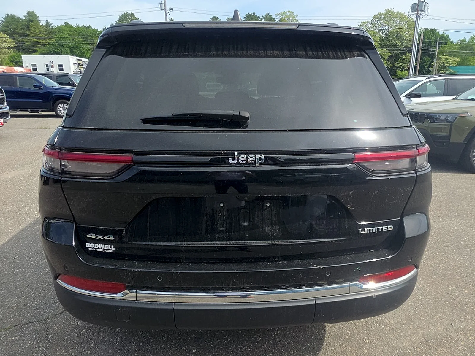 Certified Used 2023 Diamond Black Crystal Pearlcoat Jeep Limited 4x4 image 4