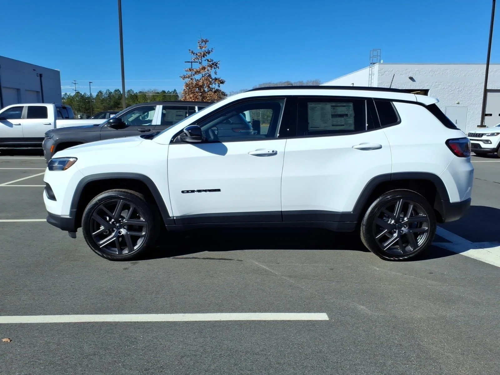New 2026 Bright White Clear-Coat Exterior Paint Jeep Latitude Altitude image 29