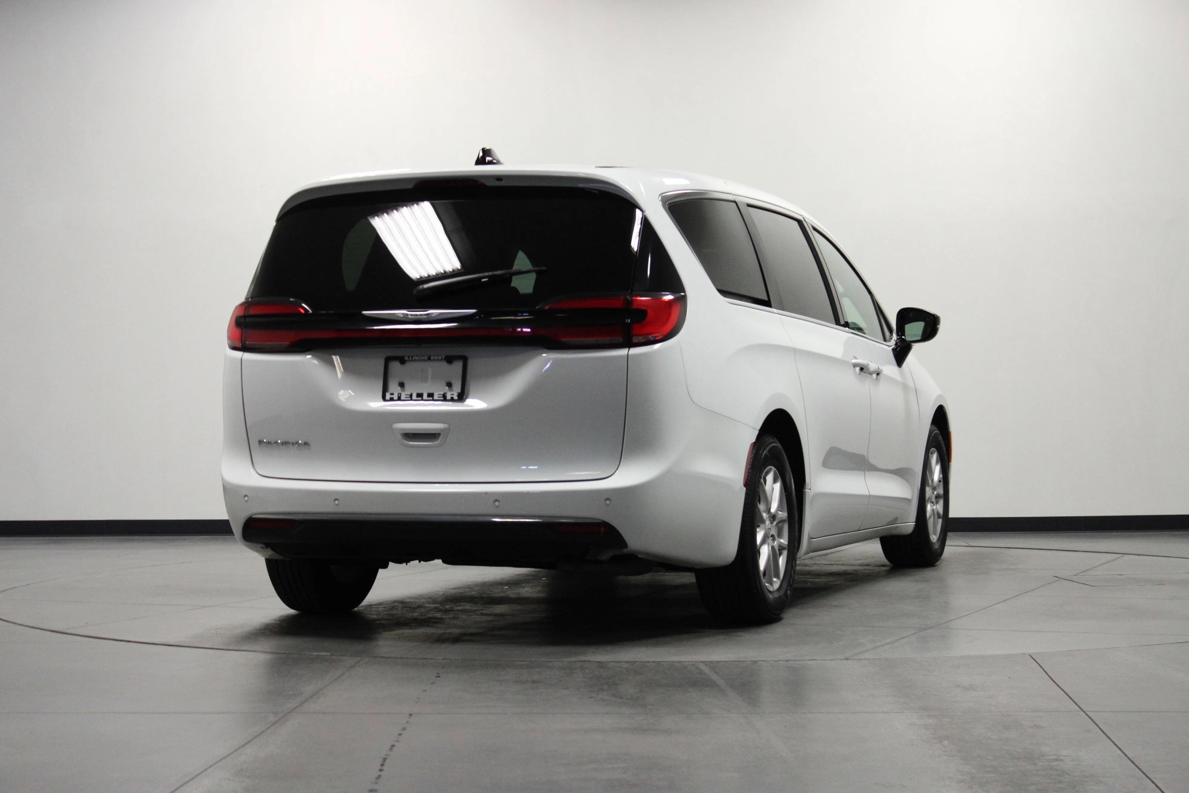 Used 2025 Bright White Clearcoat Chrysler Select image 4