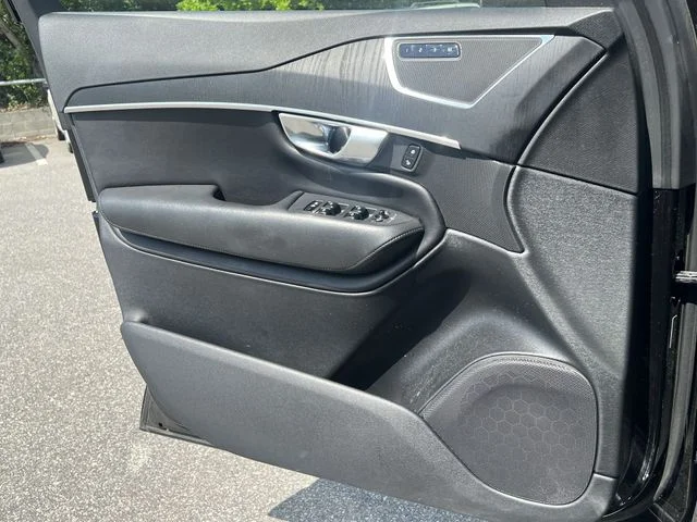 Used 2020 Black Volvo T5 Momentum image 27