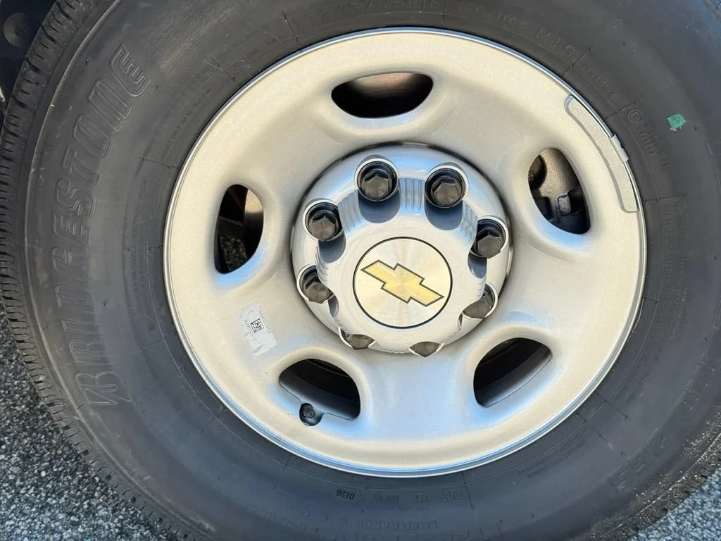 New 2026 Summit White Chevrolet 1WT image 4