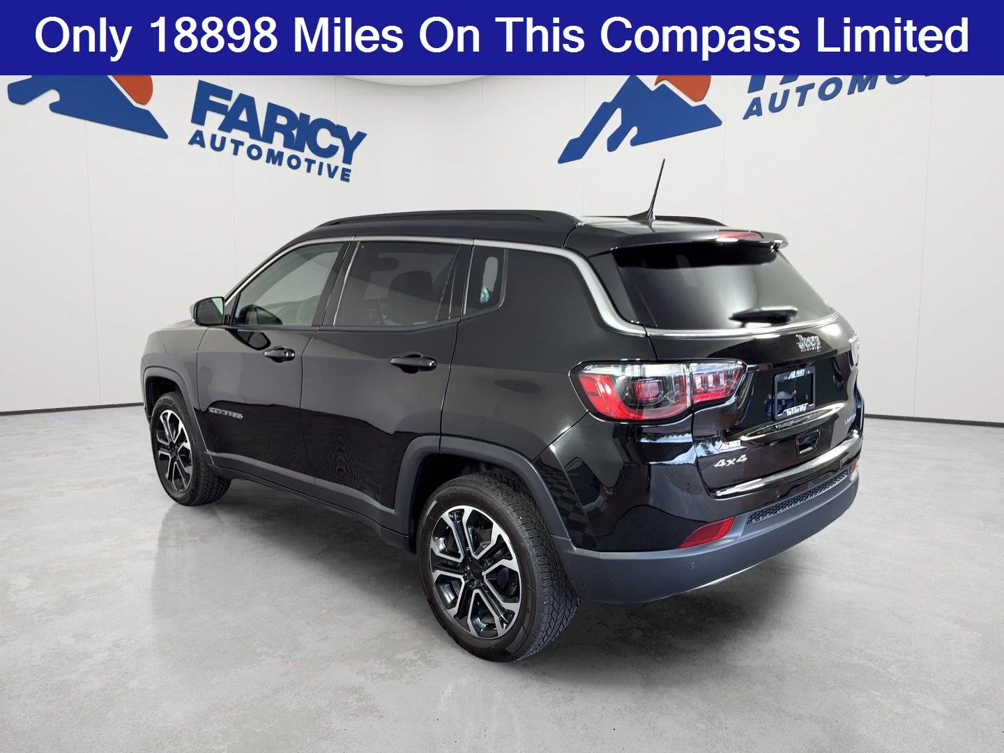Used 2023 Diamond Black Crystal Pearlcoat Jeep Limited image 6