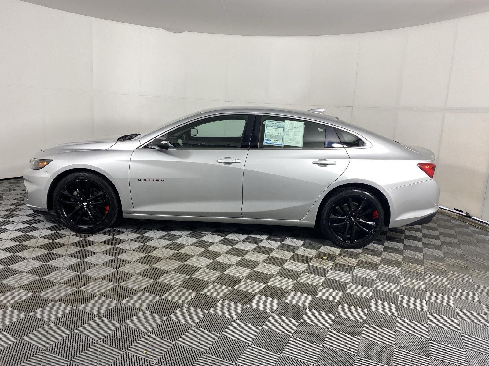 Used 2018 Silver Ice Metallic Chevrolet LT image 4