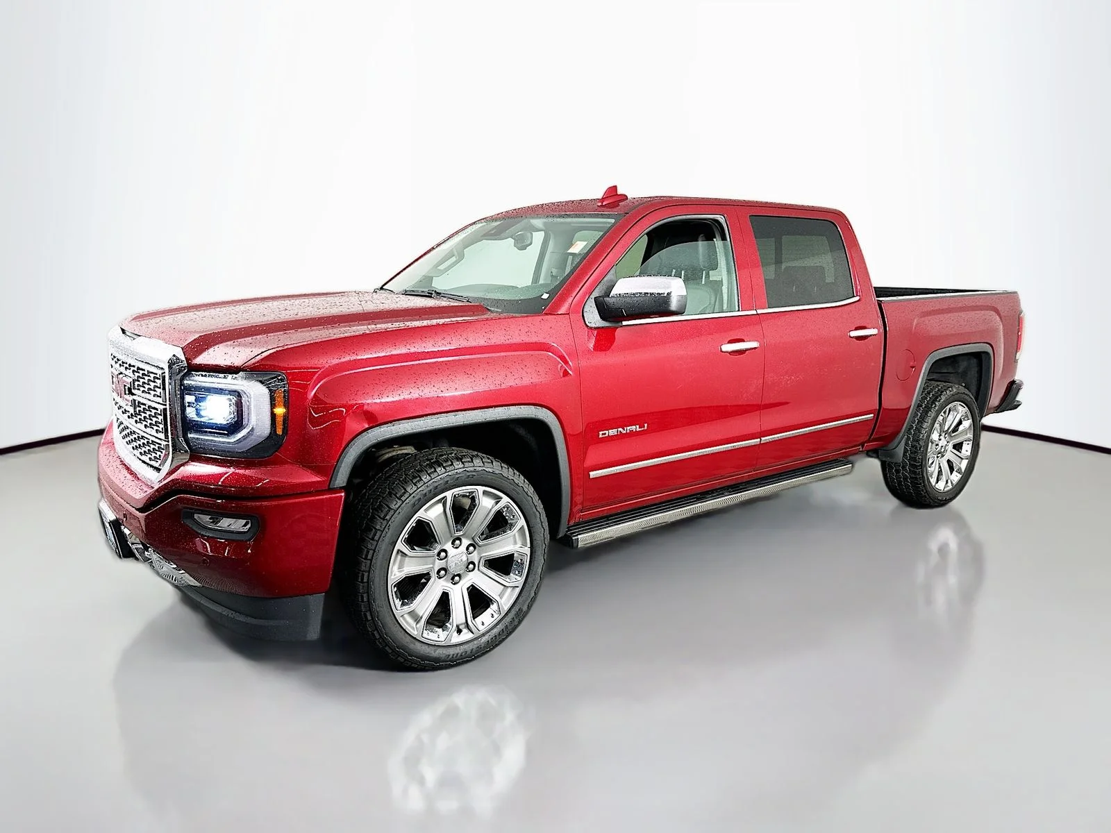 Used 2018 Red Quartz Tintcoat GMC Denali image 4