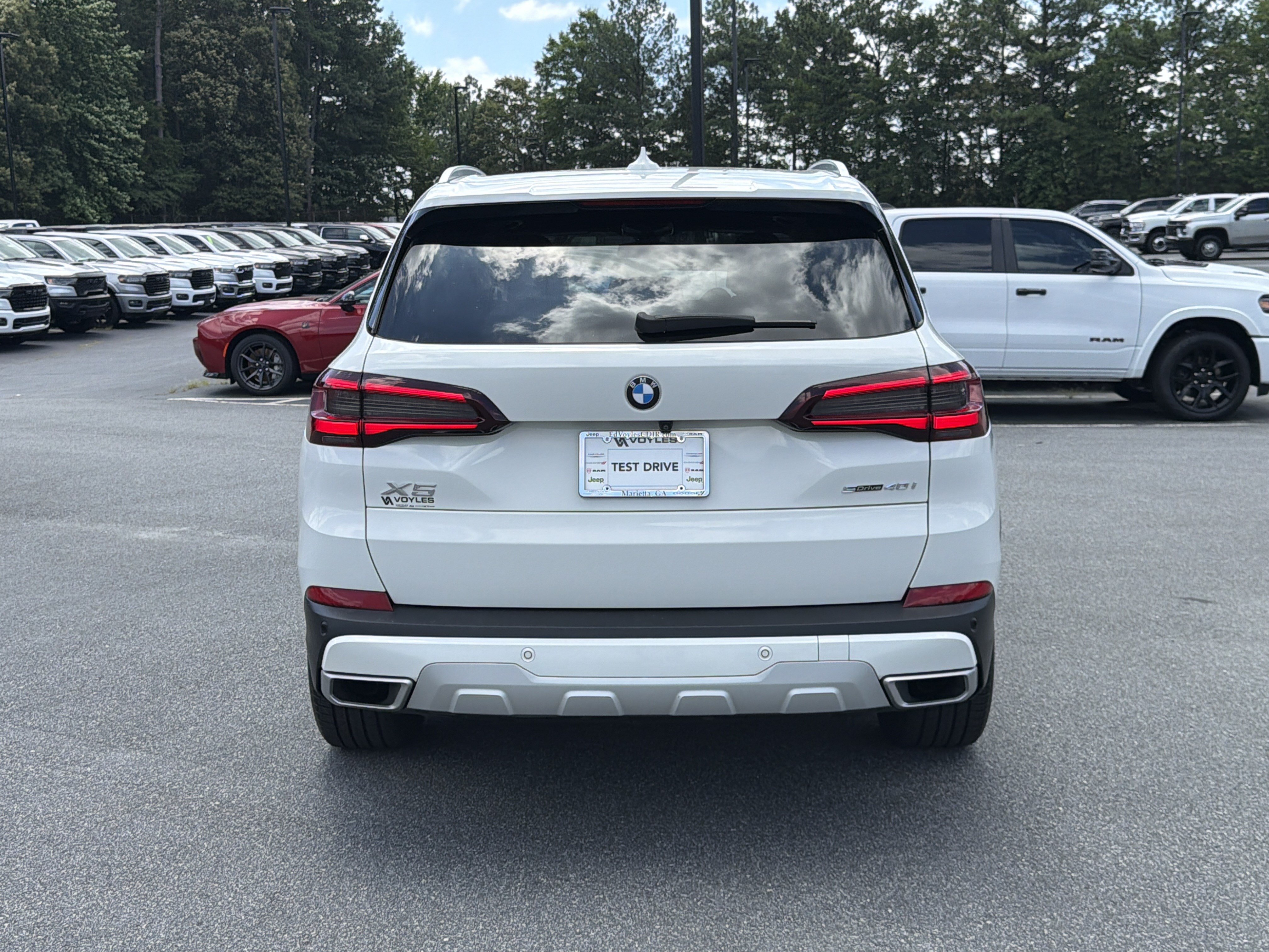 Used 2022 Alpine White BMW sDrive40i image 7
