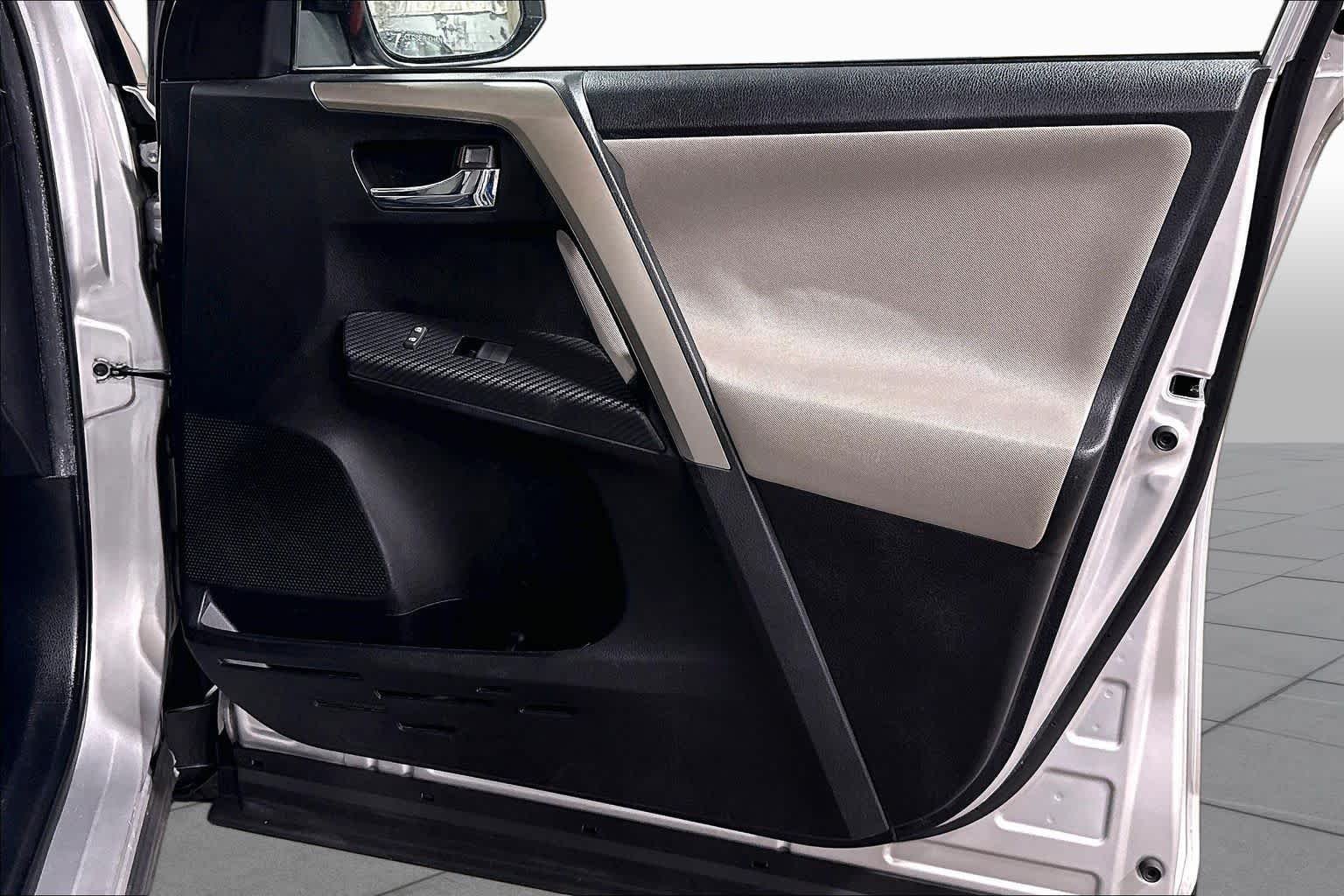 Used 2015 Classic Silver Metallic Toyota XLE image 23