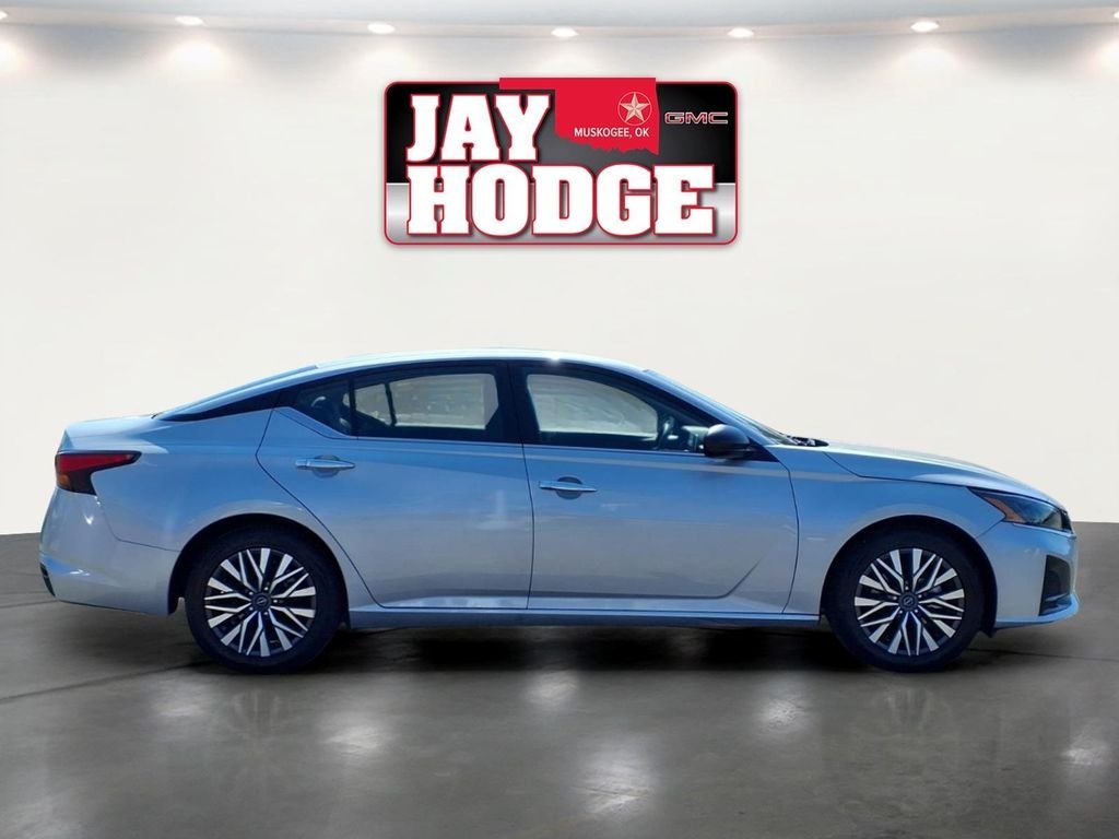 Used 2025 Silver Nissan 2.5 SV image 4