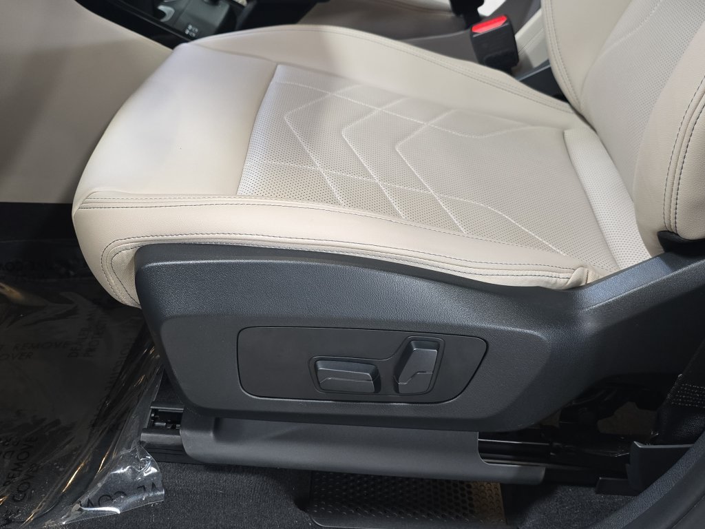 Certified Used 2023 Space Silver Metallic BMW xDrive28i image 28