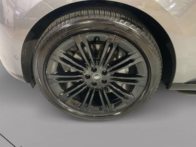 Used 2024 Gray Land Rover SE image 3